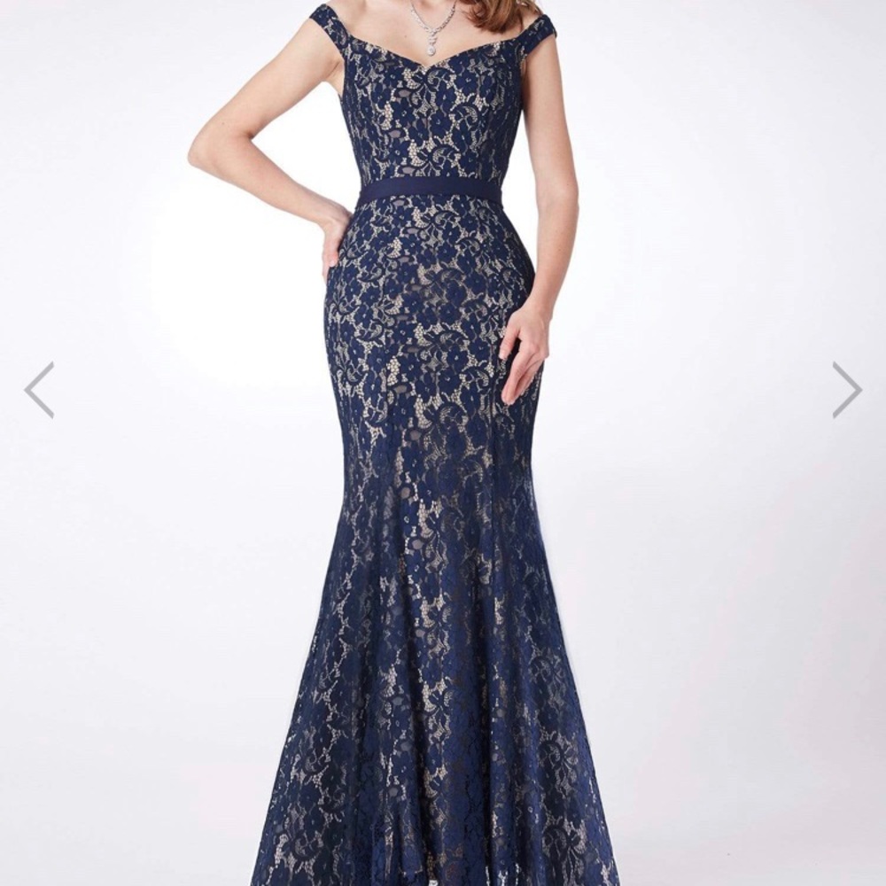 Elegant mermaid lace gown size 4. NWT